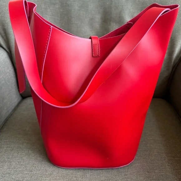 Elizabeth Arden Sleek Red Leather-Look Bucket Tote INV25/486 - Picture 5 of 12